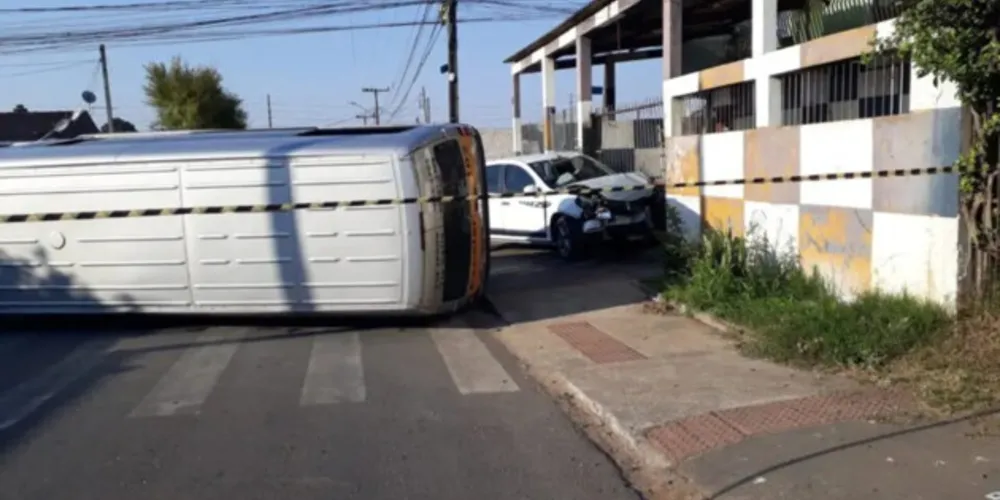 Antes de tombar, a Van bateu contra um carro que teria cruzado a preferencial