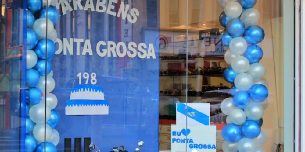 Algumas vitrines estão enfeitadas em homenagem ao aniversário de 198 anos da cidade de Ponta Grossa.