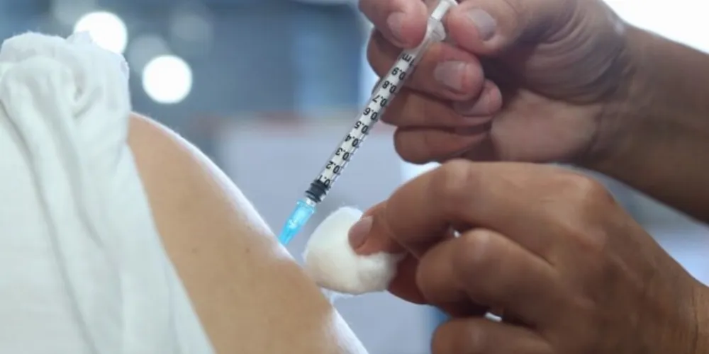 A aplicação da primeira dose é destinada para público geral com 21 anos completos.