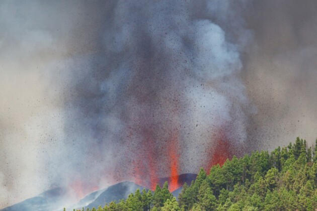 Lava e fumaça sobem após a erupção de um vulcão no parque nacional Cumbre Vieja em El Paso, nas ilhas Canárias de La Palma