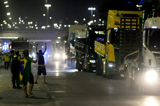 Bolsonaristas invadem a Esplanada com gritos contra o STF.