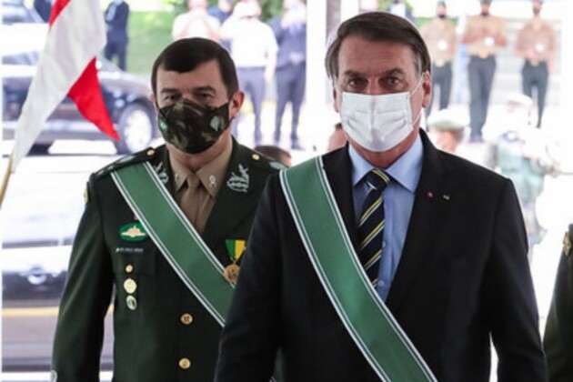 À esquerda, o comandante geral do Exército, e à direita o presidente do Brasil, Bolsonaro.