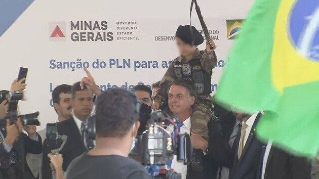 Bolsonaro posa para fotos com criança fardada e com arma de brinquedo na mão, em Belo Horizonte.