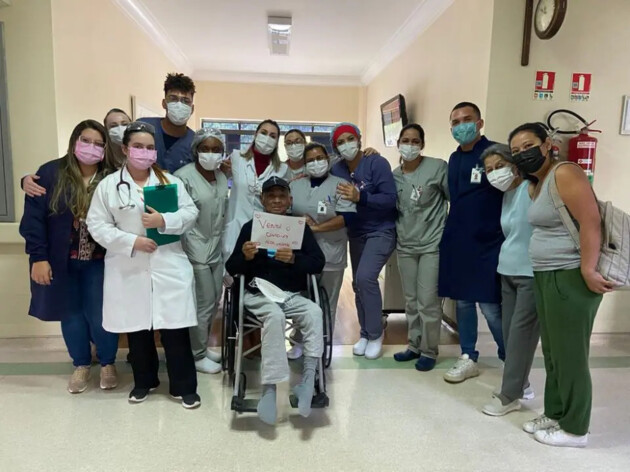 Idoso ficou mais de seis meses internado em um hospital particular por falta de leitos nos hospitais públicos.