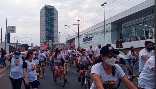 Ação solidária teve a presença de aproximadamente 100 ciclistas, segundo a organização.