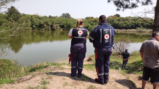Equipes de socorro prestam atendimento em uma lagoa localizada nas proximidades da Masisa