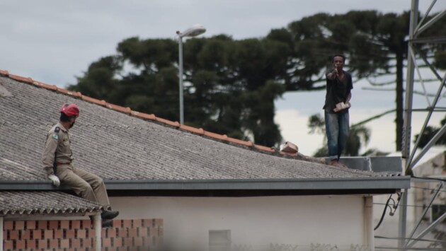Imagem ilustrativa da imagem Homem sobe em telhado para fugir da polícia