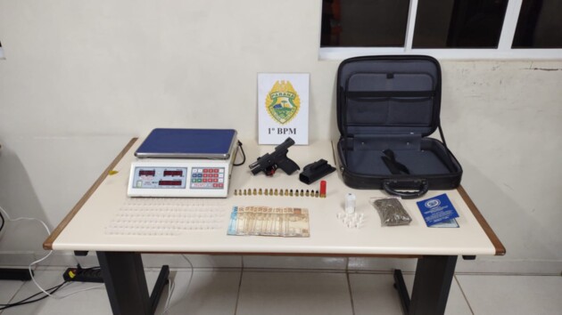 Policiais encontraram uma arma, munições, drogas e embalagens durante a abordagem.