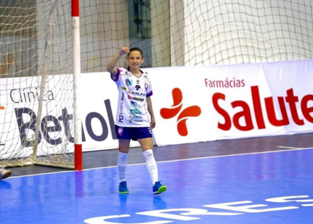 A ala Gi Portes é natural de Ponta Grossa e agora vai jogar em um dos principais times de futsal feminino do Brasil