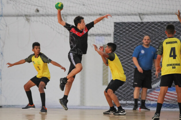 Alunos do Colégio Marista Pio XII disputam partida de Handebol no Rio de Janeiro. Crédito: Paraná Esporte