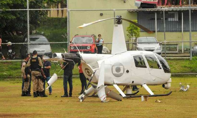 Aeronave desceu em um campo de futebol no Bairro Teixeira Dias, Região do Barreiro. Segundo os bombeiros, suspeita é de pane mecânica.