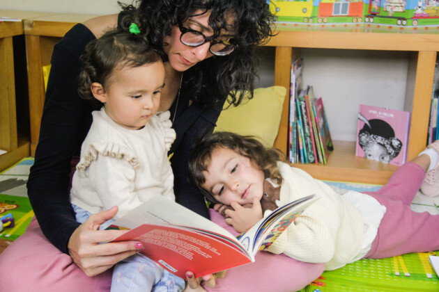 Pais revelam ter memórias afetivas de quando eram crianças no momento em que estão lendo com seus filhos.