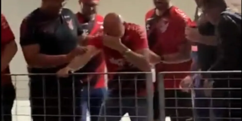 Apoiador de Bolsonaro, ele compareceu à Arena da Baixada com uma camisa do time paranaense e o número 17