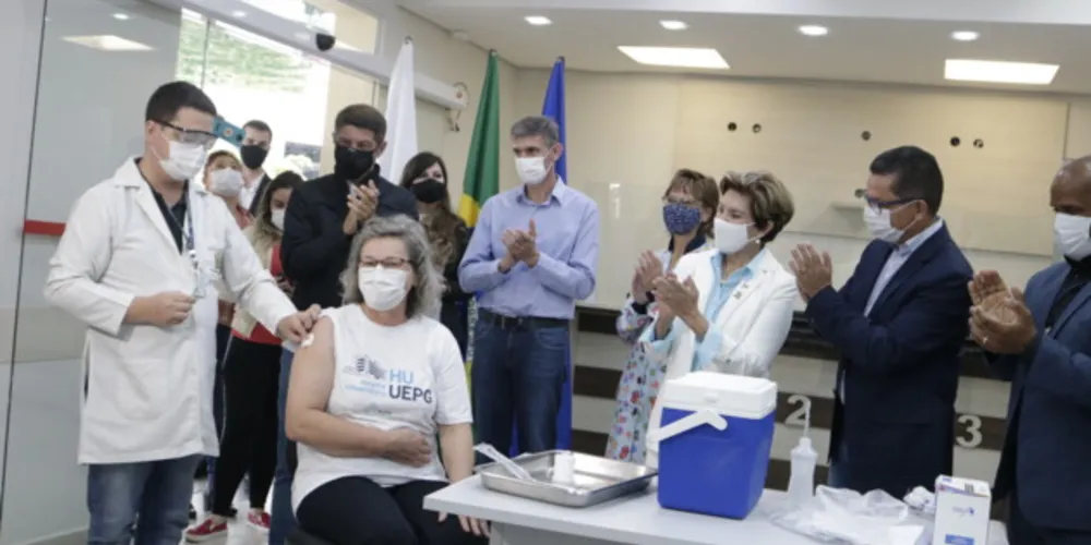 A enfermeira Teresinha Pelinski da Silveira foi a primeira pessoa vacinada em Ponta Grossa.