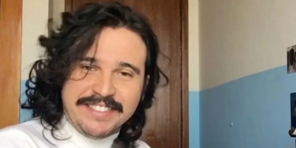 O humorista mineiro Rafael Chalub (@essemenino) divulgou uma esquete na qual interpreta a própria Pfizer, pronunciada como “Pfáizer” e tenta entrar em contato com Bolsonaro