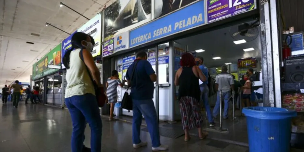 A probabilidade de vencer em cada concurso varia de acordo com o número de dezenas jogadas e do tipo de aposta realizada