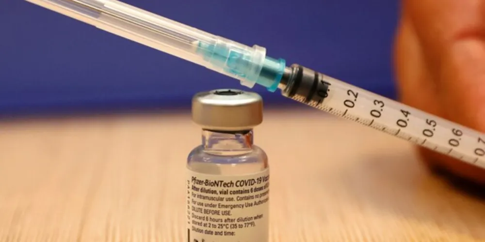 Serão 6.900 doses disponíveis para aplicação antecipada de Pfizer em três pontos de vacinação diferentes, das 9h às 21h.