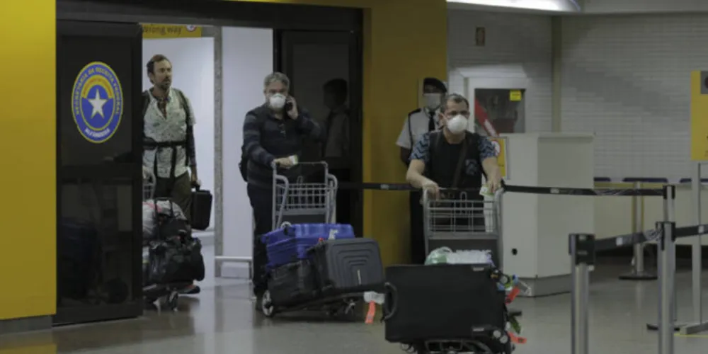 Imagem ilustrativa da imagem Brasileiro testa positivo para covid-19 ao chegar da África