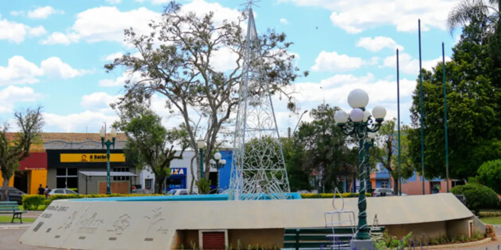 Enfeites da decoração da praça foram depredados e tiverem que ser retirados para manutenção e/ou confecção de novos