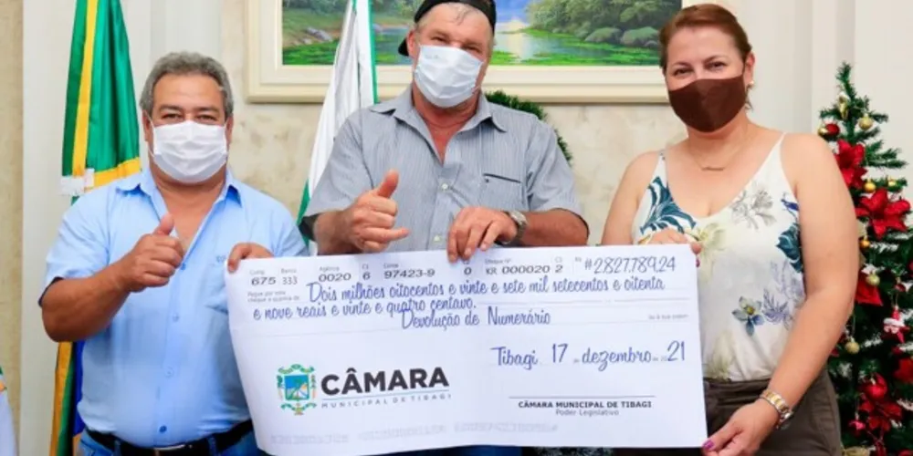 Presidente da Câmara, Ênio Antunes, e a vereadora Maninha Serenato participaram da entrega simbólica do cheque para o prefeito Artur Butina
