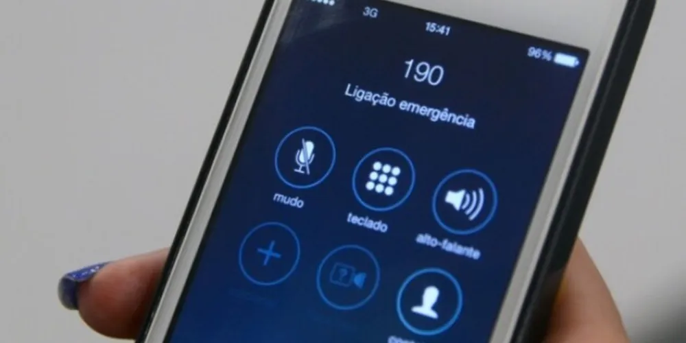 A Polícia Militar informa que as ligações estão sendo recebidas apenas de telefones fixos.