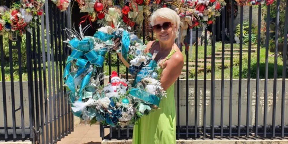 Carla Almeida começou a fabricar guirlandas em outubro e se tornou referência no assunto