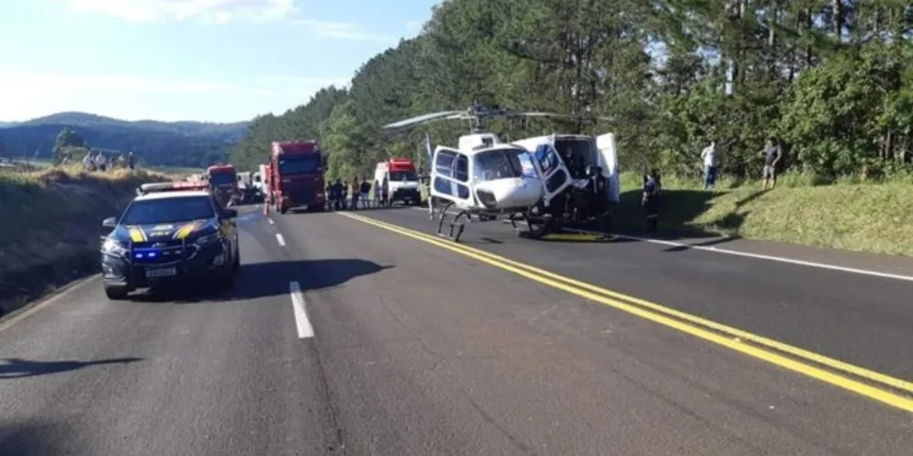 Os indícios apontam que o automóvel Gol invadiu a faixa sentido Curitiba colidindo com caminhão que seguia carregado com óleo vegetal. 