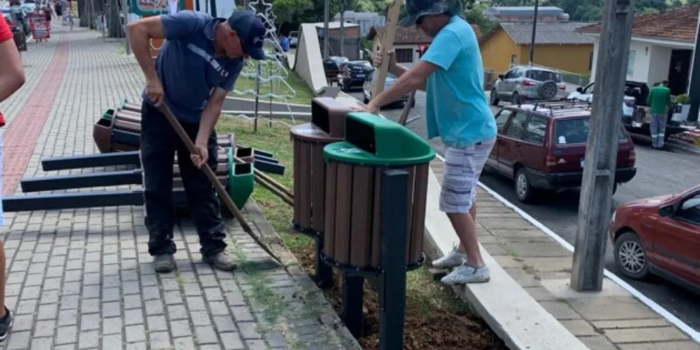 Município instala lixeiras duplas, para lixo orgânico e reciclável e adquire novos bancos e mesas para parques e logradouros públicos