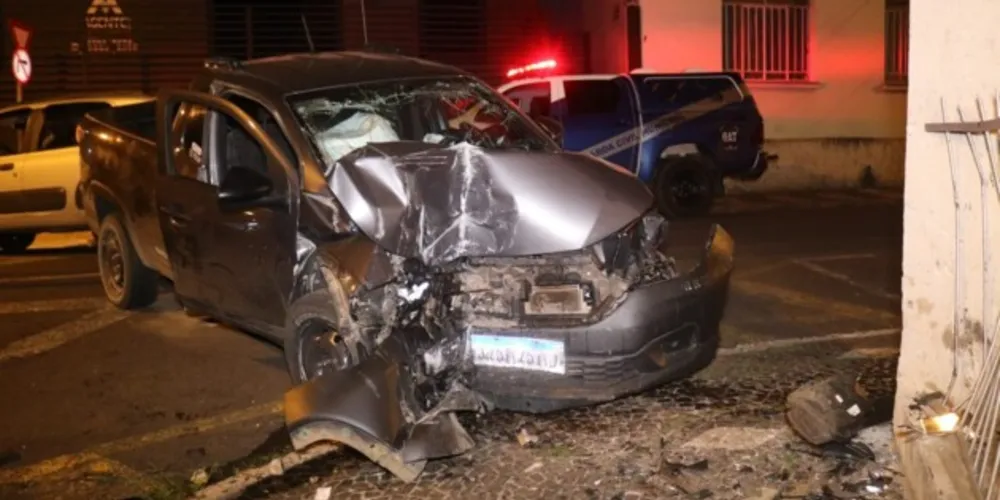 Frente do veículo ficou completamente destruída