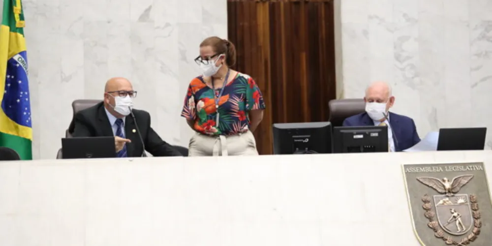 À esquerda o deputado Romanelli e à direita o presidente da Alep, Traiano.