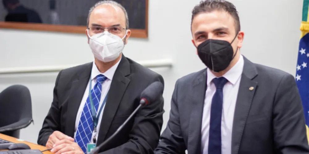 À esquerda o secretário Robson Coutinho e à direita o deputado federal Aliel.
