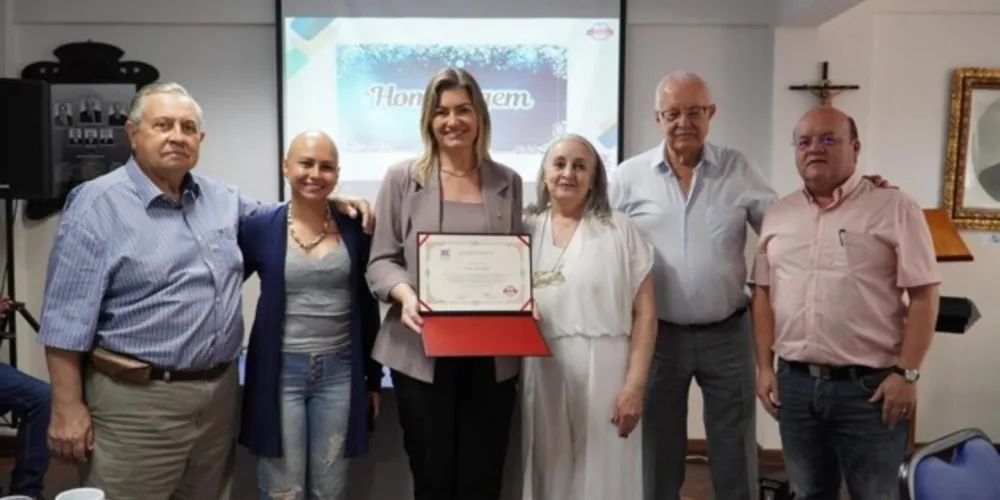 Deputada Aline Sleutjes e demais representantes da Santa Casa de Ponta Grossa.