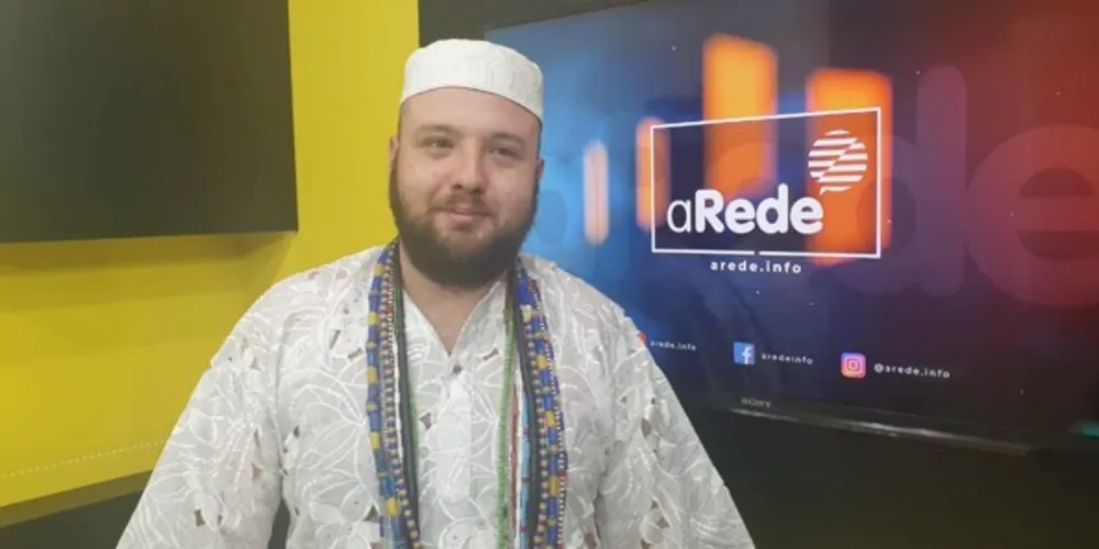 Babalorixá Hallison Mocelin, sacerdote do Ilê Axé Ogum Goolú, iniciado no Candomblé Kêto, em São Paulo, há 15 anos