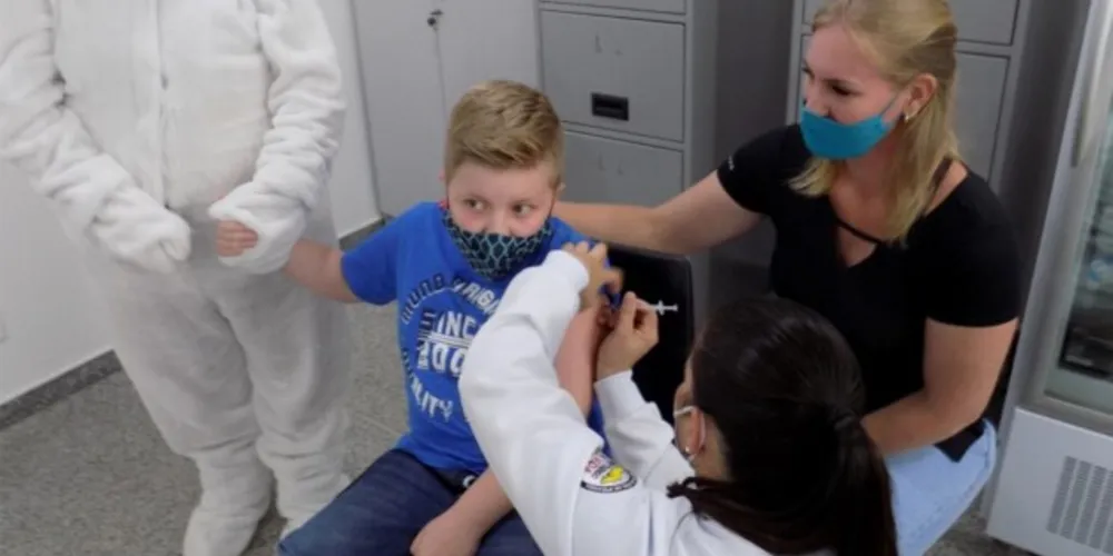 Campanha se estenderá pelos próximos meses com redução da faixa etária conforme a chegada das doses