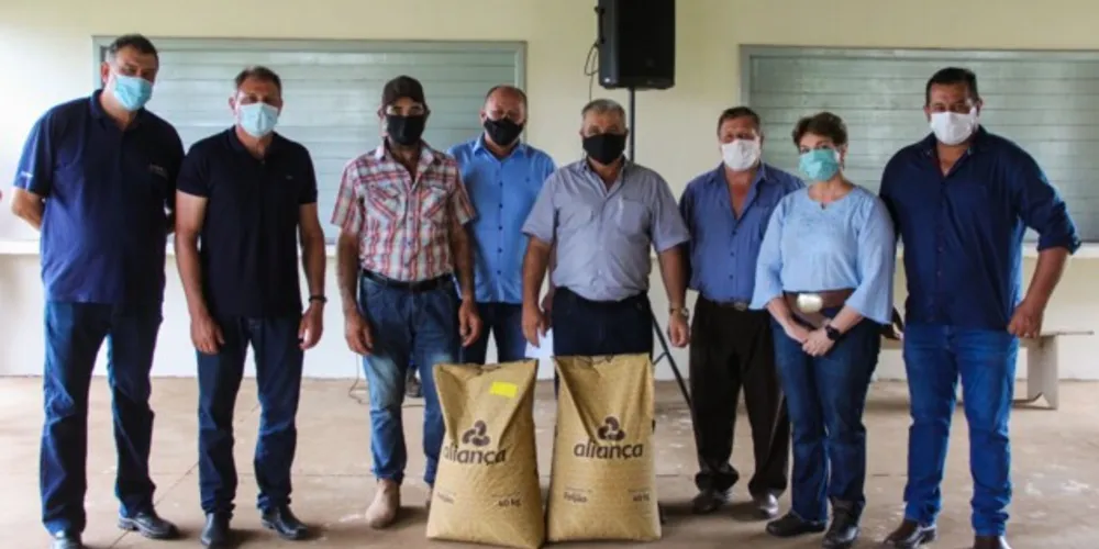 Entrega beneficia produtores afetados pelas chuvas