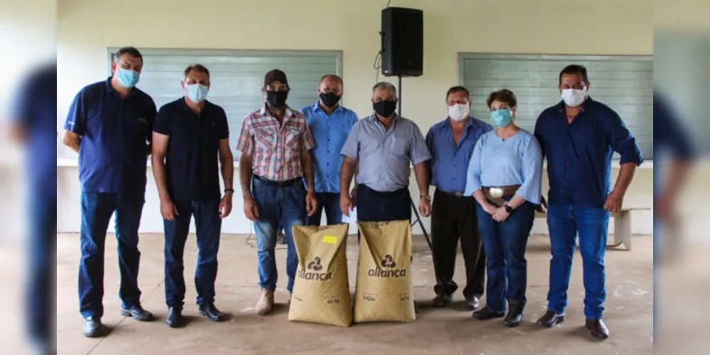 Entrega beneficia produtores afetados pelas chuvas