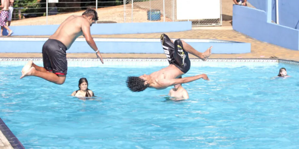 Uma boa água de piscina pode minimizar os efeitos do forte calorão
