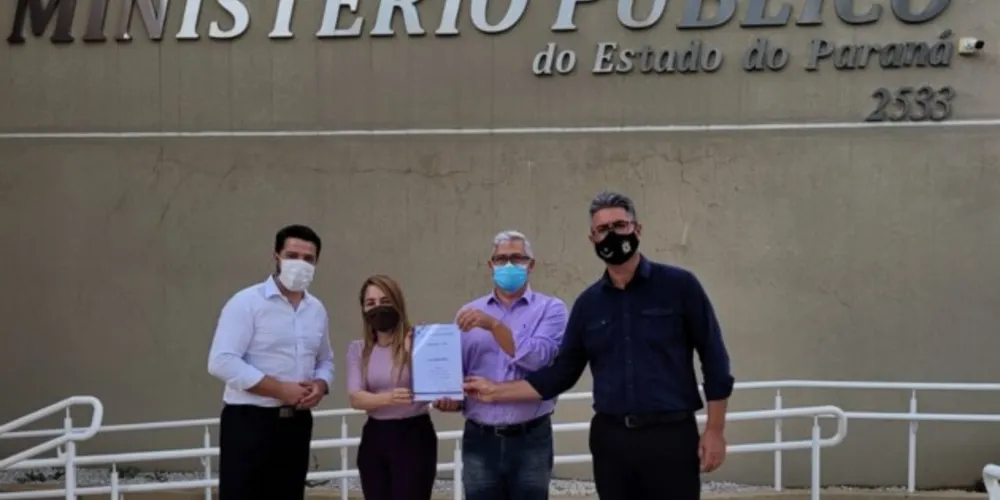 Vereadores que fazem parte da 'CPI do Transporte' entregaram o relatório final.