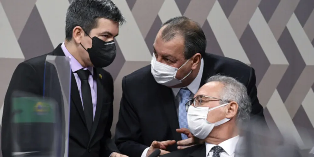 Senadores que compõem a CPI da Covid acompanharam juristas no pedido de impeachment.