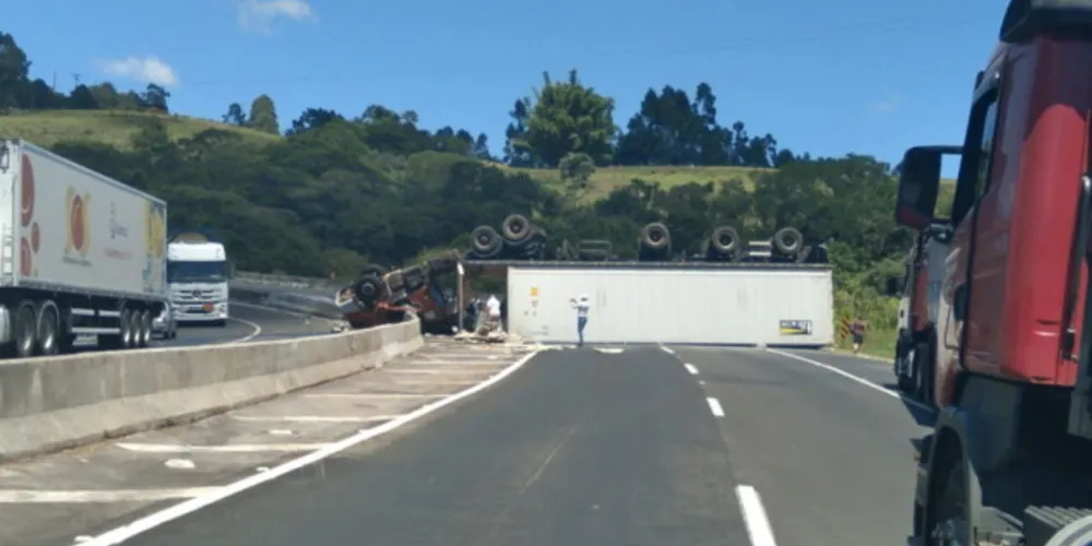 Veículo tombou na manhã desta quinta-feira (2),