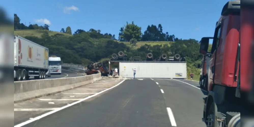 Veículo tombou na manhã desta quinta-feira (2),