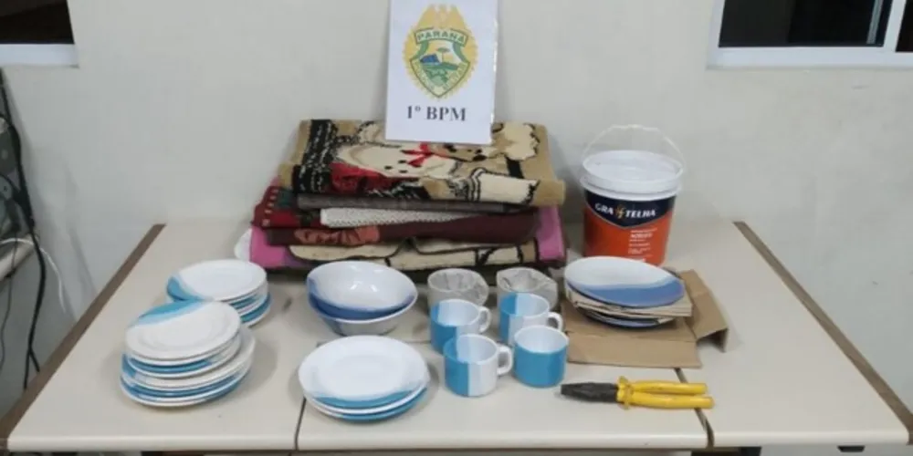 Imagem ilustrativa da imagem Homem é flagrado com pratos e xícaras furtados em PG