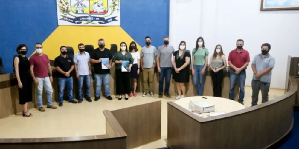 Documentos foram entregues para a prefeita Elisangela Pedroso nesta quarta-feira (1º)