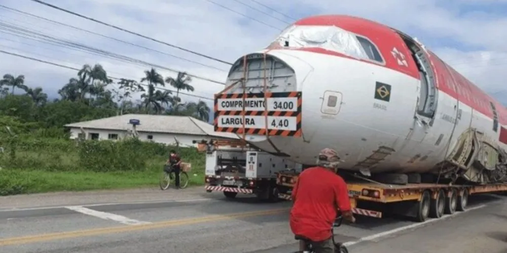 Donos deixam a aeronave em uma propriedade privada, no centro da cidade de Morretes