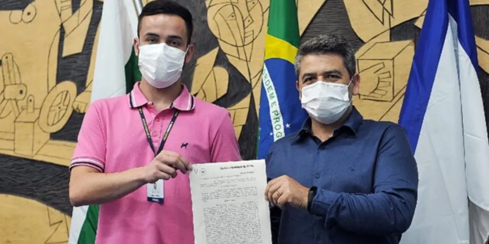 À esquerda Filipe Chociai e à direita Pastor Ezequiel.