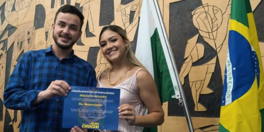 À esquerda o vereador Filipe Chociai e à direita a atleta Brenda Garret.