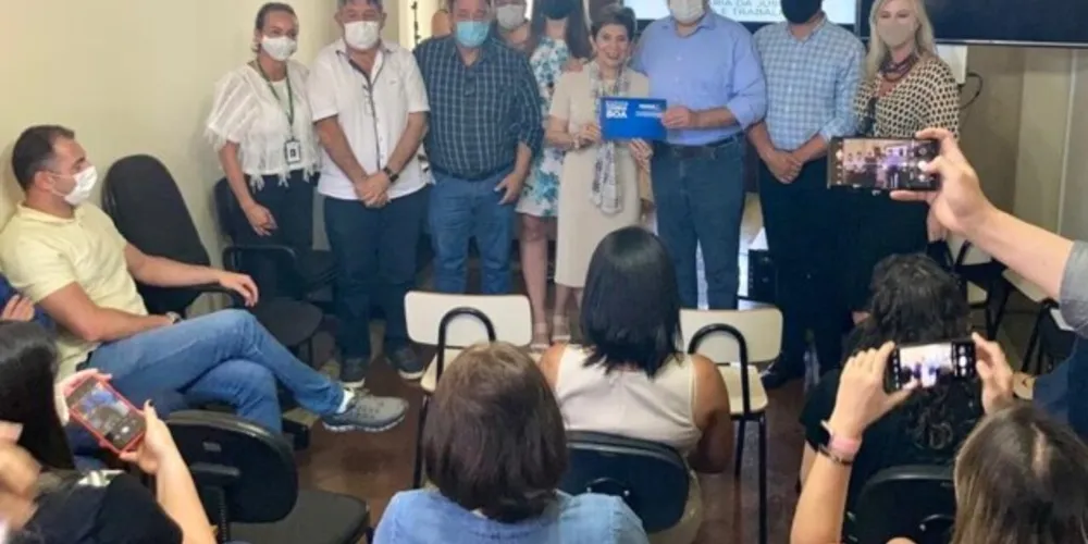 Entrega simbólica aconteceu na manhã desta segunda-feira (20).