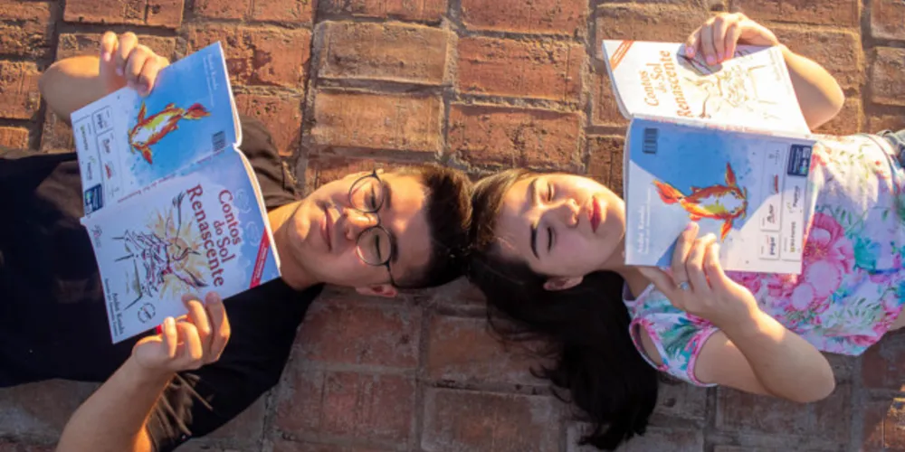 Livro de contos inspirados na cultura japonesa começaram a circular para leitura gratuita nas Estantes Pegaí