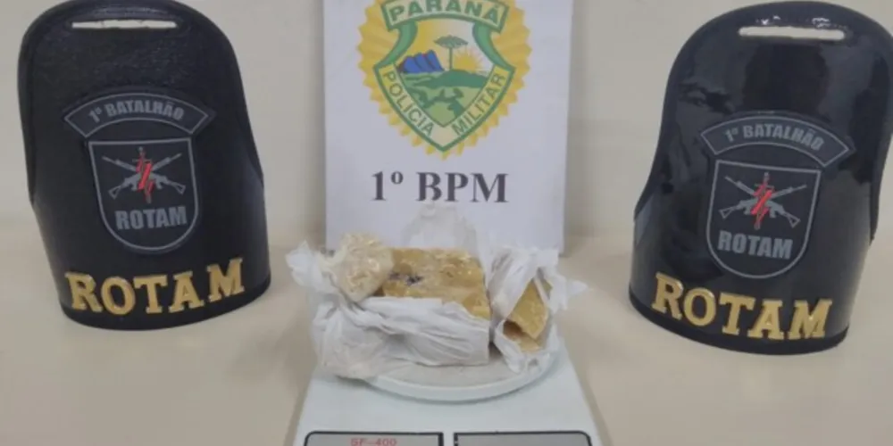 Foram apreendidos 266 gramas de crack e uma balança de precisão utilizada na pesagem das drogas.