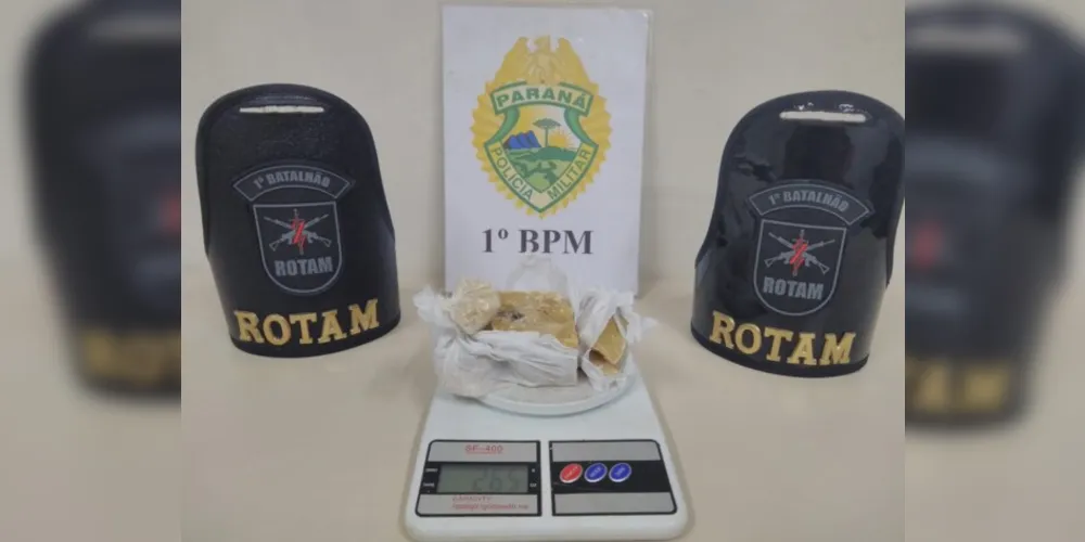 Foram apreendidos 266 gramas de crack e uma balança de precisão utilizada na pesagem das drogas.